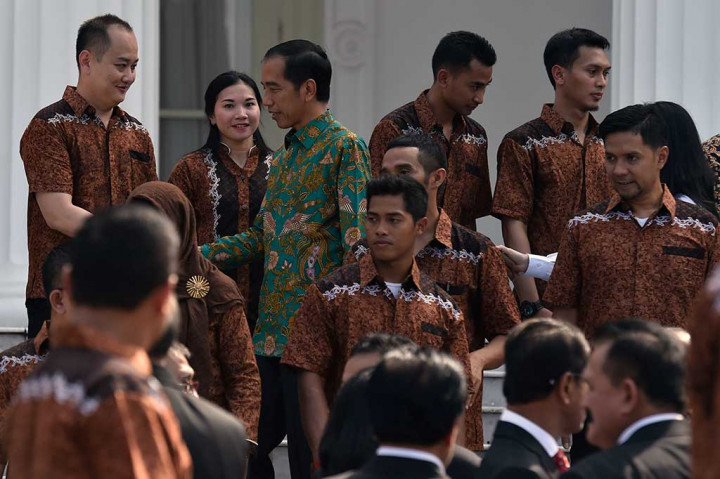 Presiden Jokowi berjabat tangan dengan atlet dan official usai upacara pelepasan Kontingen Indonesia menuju Olimpiade Rio de Janeiro.