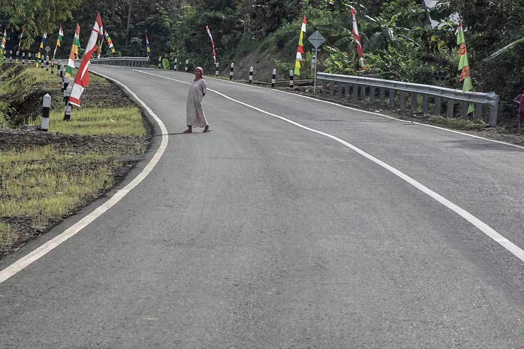 Seorang warga melintasi jalur lingkar Sumpiuh di Simpang Tambak, Banyumas.