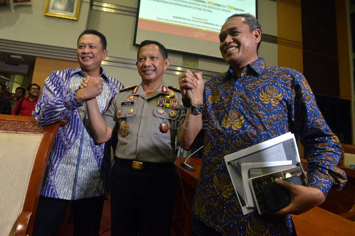 Komjen Tito Karnavian (tengah) dan Ketua Komisi III DPR Bambang Susatyo (kiri) dan Wakil Ketua Benny K. Harman sebelum dimulainya uji kelayakan dan kepatutan calon Kapolri.