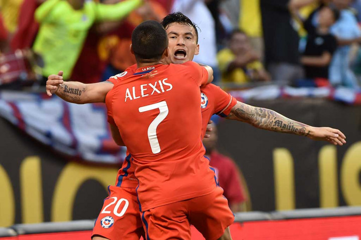 Chile membuka keunggulan saat laga baru berjalan 7 menit lewat sundulan Charles Aranguiz, menyusul kemelut di depan gawang yang dikawal David Ospina.