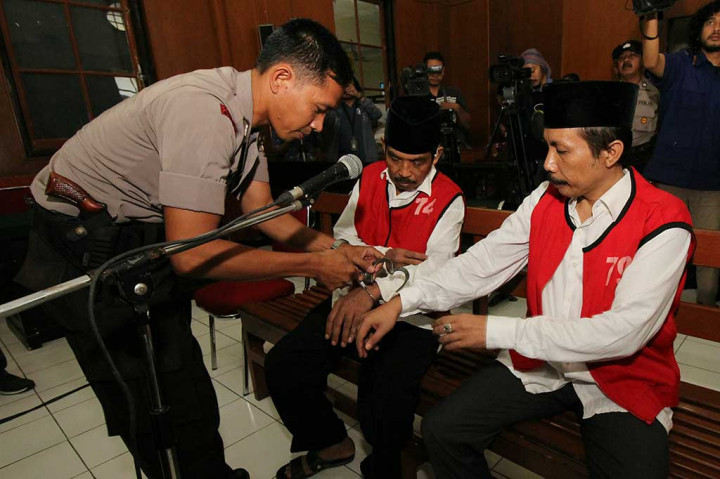 Kasus ini berawal dari dua aktivis tambang pasir, Salim Kancil dan Tosan yang menolak adanya penambangan pasir di kawasan Pantai Watu Pecak, Kecamatan Pasirian, Kabupaten Lumajang.