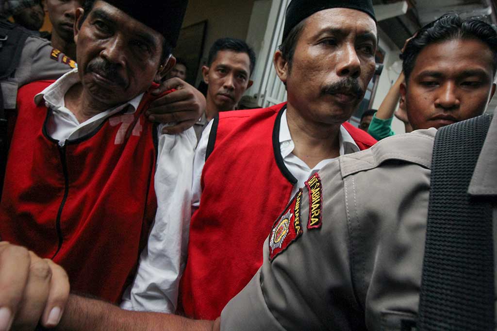 Karena penolakan itu, puluhan warga mengeroyok keduanya di balai desa pada 26 September 2015. Akibat pengeroyokan itu Salim Kancil tewas seketika, sementara Tosan mengalami luka berat dan sempat dirawat di RS Syaiful Anwar, Kota Malang.