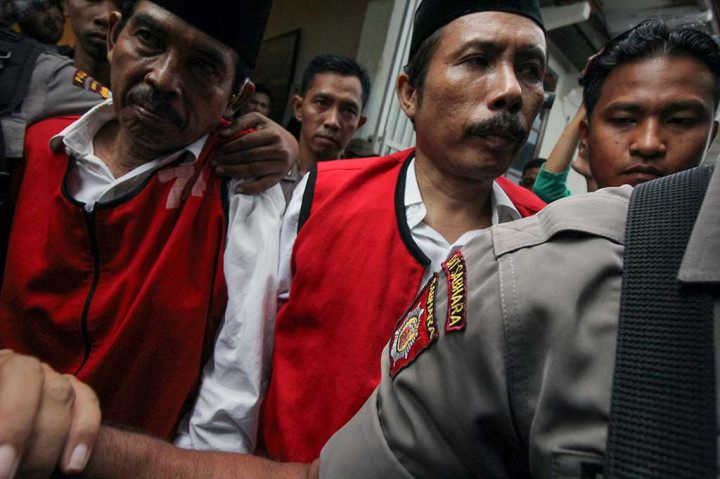 Karena penolakan itu, puluhan warga mengeroyok keduanya di balai desa pada 26 September 2015. Akibat pengeroyokan itu Salim Kancil tewas seketika, sementara Tosan mengalami luka berat dan sempat dirawat di RS Syaiful Anwar, Kota Malang.