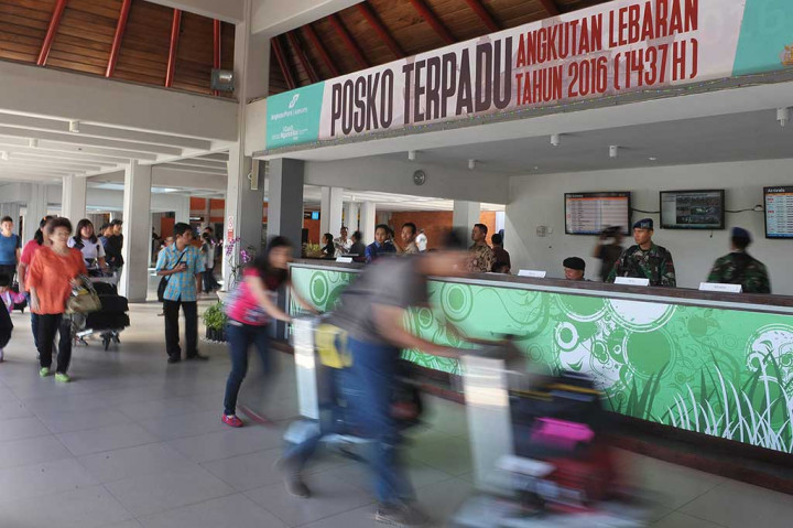 Petugas posko terpadu mengawasi penumpang yang menuju ke terminal keberangkatan domestik Bandara Ngurah Rai, Denpasar, Jumat (24/6/2016).