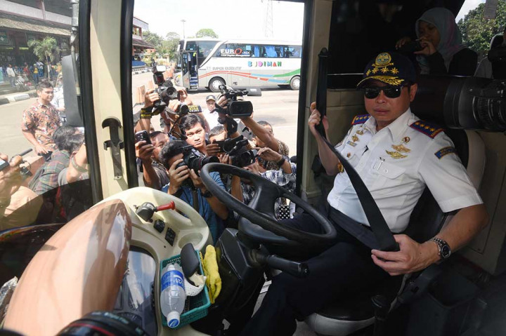 Ignasius Jonan memeriksa kelayakan jalan bus AKAP saat melakukan inspeksi di Terminal Kampung Rambutan.