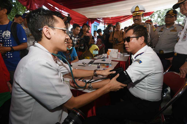 Ignasius Jonan diperiksa kesehatannya saat melakukan inspeksi di Terminal Kampung Rambutan.