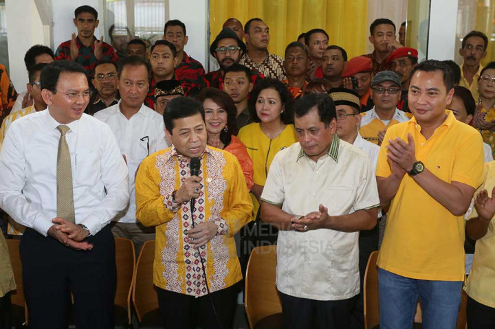Gubernur DKI Jakarta Basuki Tjahaja Purnama bersama pimpinan Partai Golkar saat akan menerima surat dukungan secara resmi di Kantor DPD Golkar DKI Jakarta, Jumat (24/6).
