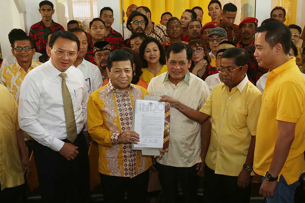 Ketua Umum Partai Golkar Setya Novanto bersama Sekjen Partai Golkar Idrus Marham memperlihatkan surat dukungan kepada Ahok.