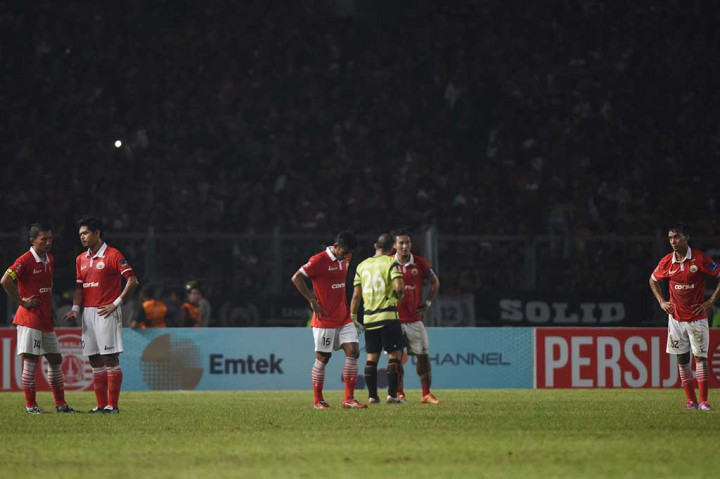 Pemain Persija Jakarta terdiam di lapangan usai pertandingan melawan Sriwijaya FC dihentikan.