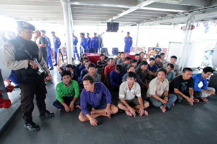 Anggota Satpolair Polda Kepri menjaga 33 ABK berkewarganegaraan Vietnam dan empat kapal yang berhasil diamankan.