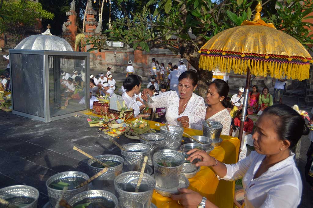 Umat Hindu Peringati Hari Saraswati