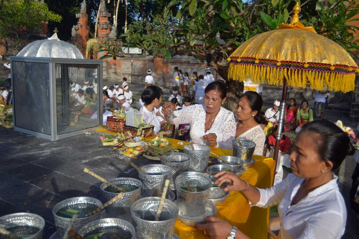 Umat Hindu Peringati Hari Saraswati
