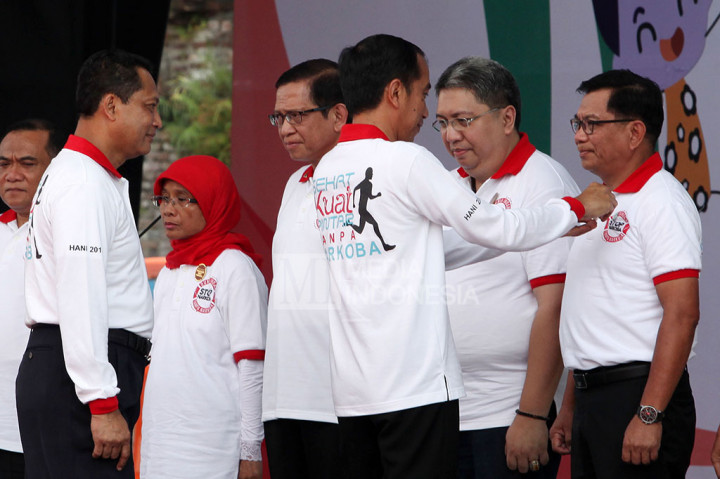 Presiden Jokowi menyematkan pin penghargaan Institut Penggiat Anti Narkoba kepada Direktur Utama BRI Asmawi Syam dan sejumlah penggiat anti narkoba lainnya. 