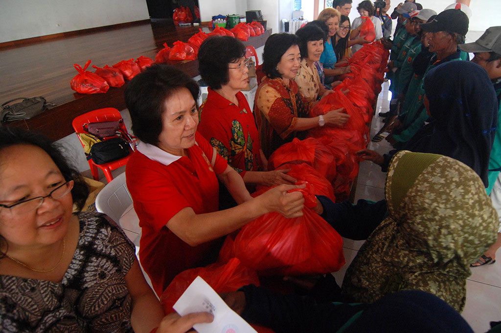 Umat Budha di Semarang Bagikan Bingkisan Lebaran