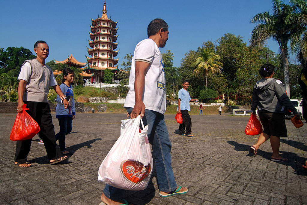 Umat Budha di Semarang Bagikan Bingkisan Lebaran
