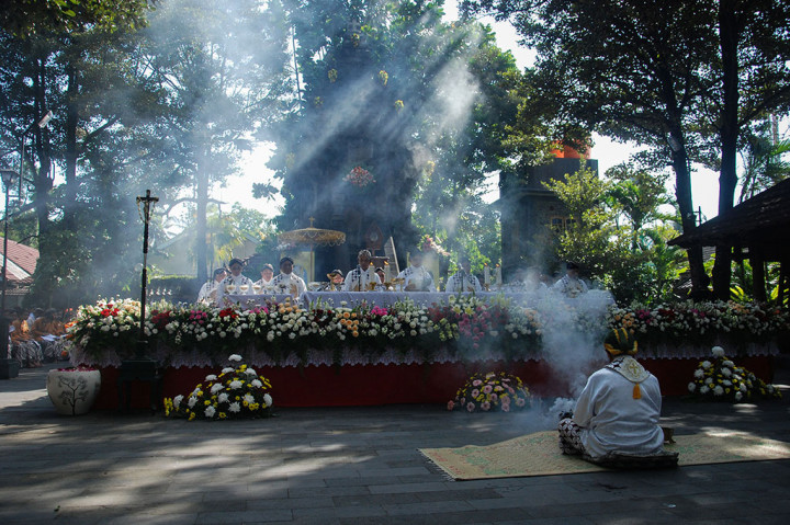 Romo membacakan doa saat Prosesi Agung di halaman candi Gereja Hati Kudus Tuhan Yesus (HKTY) Ganjuran. 