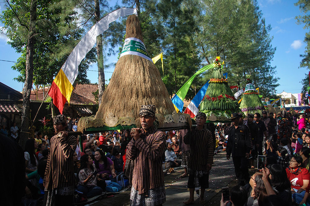 Umat Kristiani mengenakan pakaian adat Jawa memikul Gunungan saat Prosesi Agung di halaman candi Gereja Hati Kudus Tuhan Yesus (HKTY) Ganjuran.