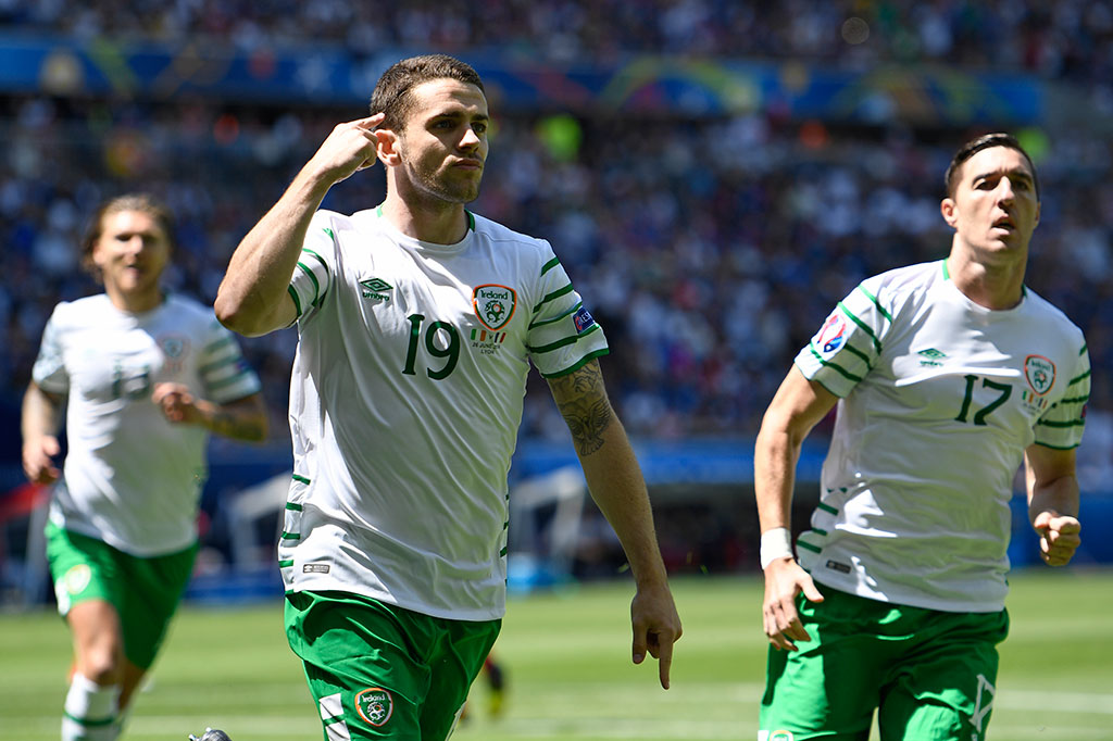 Prancis tertinggal terlebih dahulu lewat penalti Robby Brady saat pertandingan baru berjalan 2 menit. Hadiah penalti diberikan kepada Irlandia setelah Shane Long dilanggar Paul Pogba di kotak terlarang.