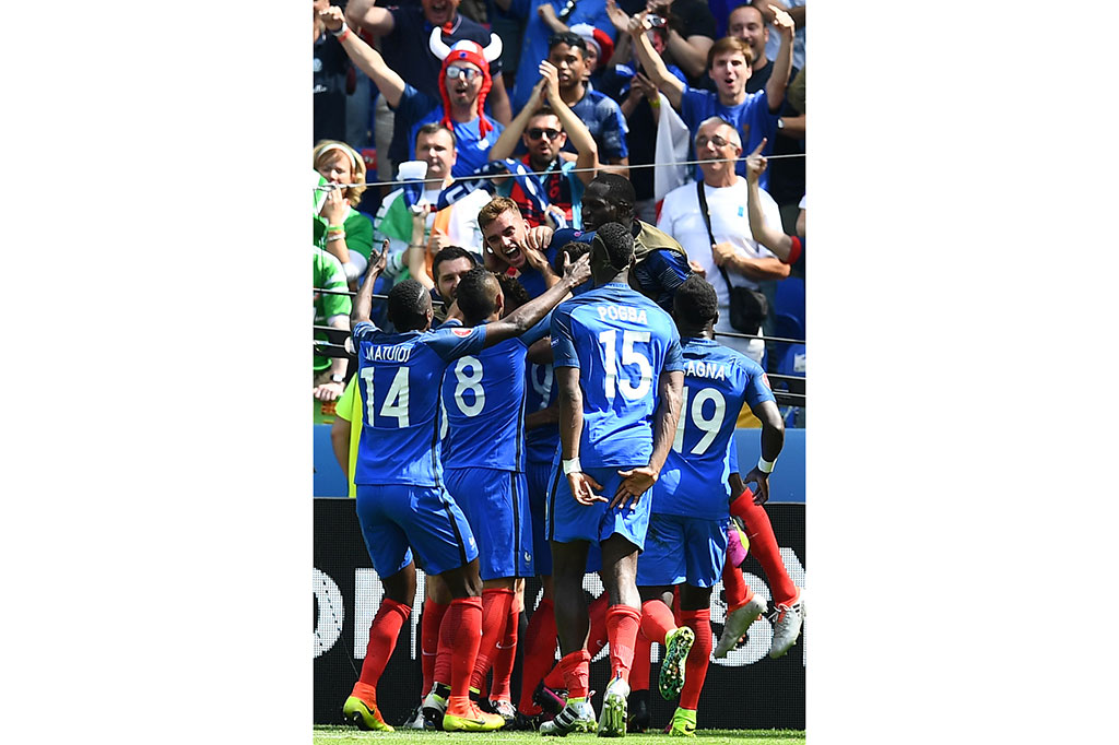 Para pemain Prancis meluapkan kegembiraan mereka.