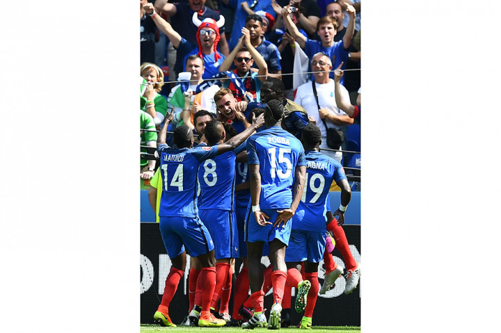 Para pemain Prancis meluapkan kegembiraan mereka.