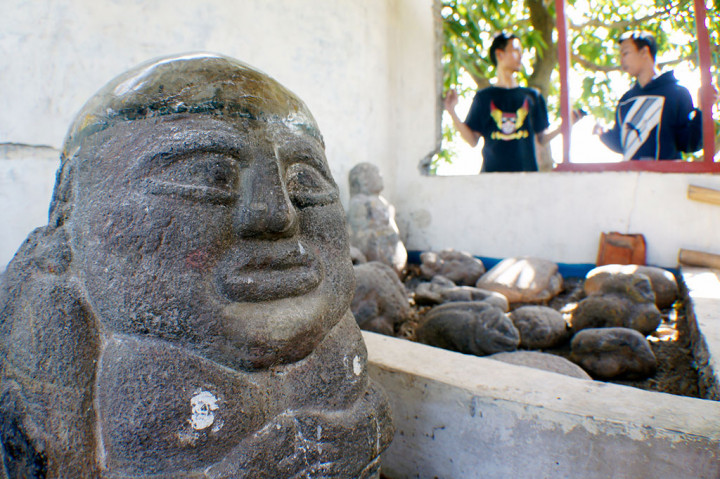 Pemuda Cirebon Bersihkan Arca Situs Pejambon