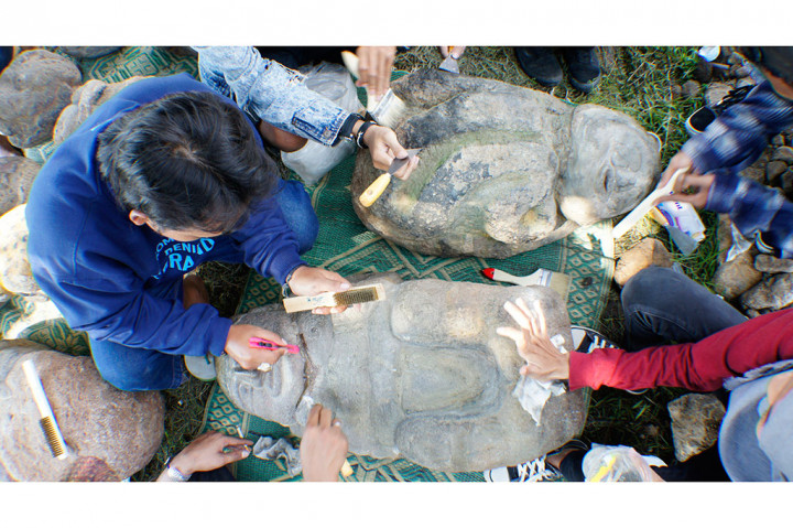 Pemuda Cirebon Bersihkan Arca Situs Pejambon