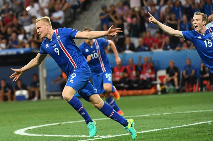 Menit ke-18 Islandia berbalik unggul lewat sepakan dari luar kotak penalti Kolbeinn Sigthorsson. Bola sebenarnya berada dalam jangkauan Joe Hart, namun bergulir masuk ke dalam gawang.