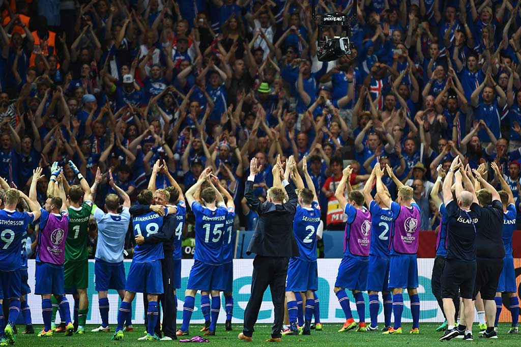 Para pemain dan penggemar Islandia berpesta. 
