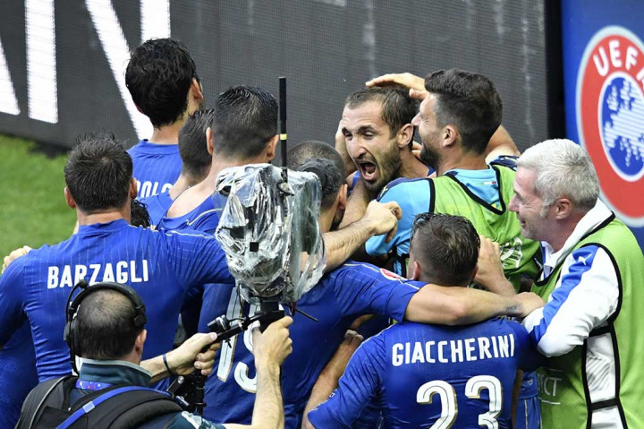 Giorgio Chiellini membawa Italia memimpin pada menit ke-33, menyambar bola muntah setelah kiper David De Gea gagal memblok dengan sempurna tendangan bebas Eder.