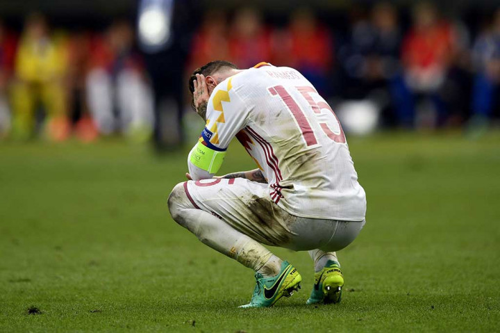 Kapten La Furia Roja Sergio Ramos tertunduk lesu di tengah lapangan.