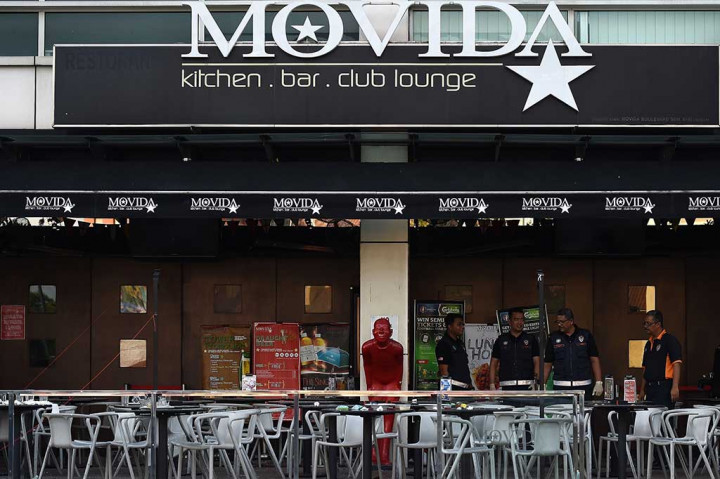 Ahli forensik Malaysia tengah melakukan olah tempat kejadian pelemparan granat di Restoran Movida, Selangor.