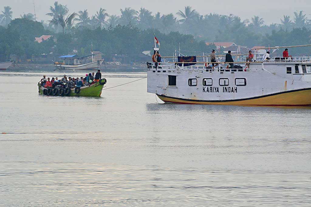 Pemudik Tujuan Madura Naiki Perahu