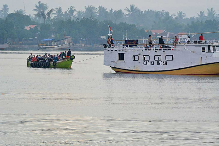 Pemudik Tujuan Madura Naiki Perahu