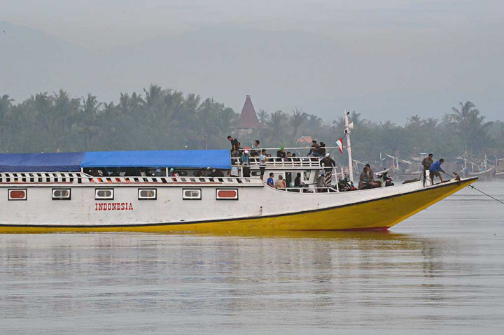 Pemudik Tujuan Madura Naiki Perahu
