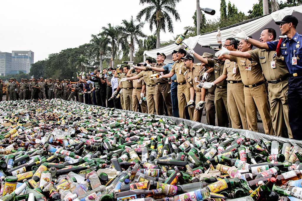 Wakil Gubernur DKI Djarot Saiful Hidayat (kedelapan dari kanan) bersama Kepala Staf Koarmabar (Kasarmabar) Laksamana Pertama Yudo Margono (kesembilan dari kanan) beserta pejabat terkait memusnahkan ribuan botol minuman beralkohol.