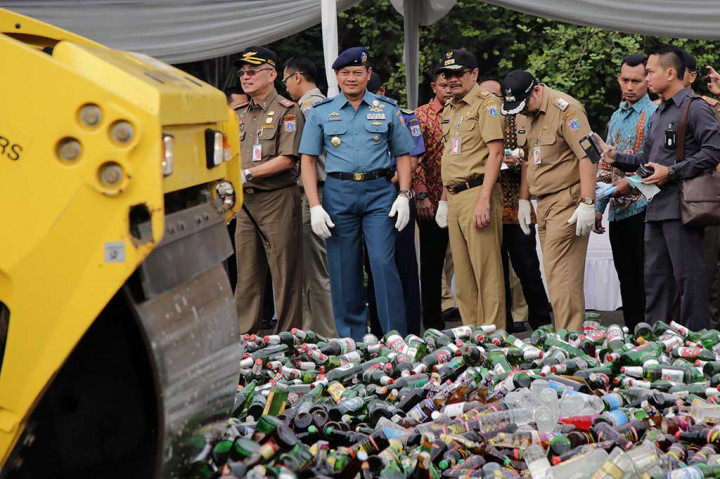Wagub DKI Djarot Saiful Hidayat bersama Kepala Staf Koarmabar (Kasarmabar) Laksamana Pertama Yudo Margono (kedua kiri) menyaksikan pemusnahan ribuan botol minuman beralkohol.