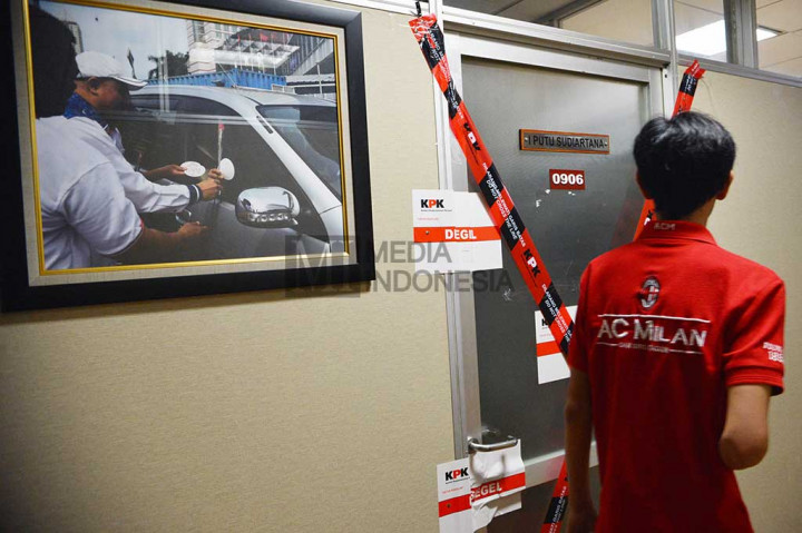 Penyegelan itu diduga terkait dengan operasi tangkap tangan (OTT) yang dilakukan KPK pada Selasa (28/6/2016) malam.