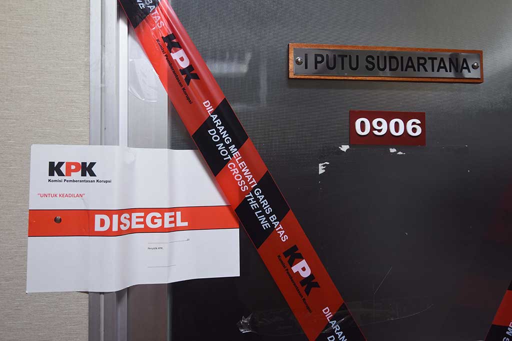 Sebelumnya, I Putu ditangkap KPK bersama tiga orang lain di tiga lokasi berbeda.