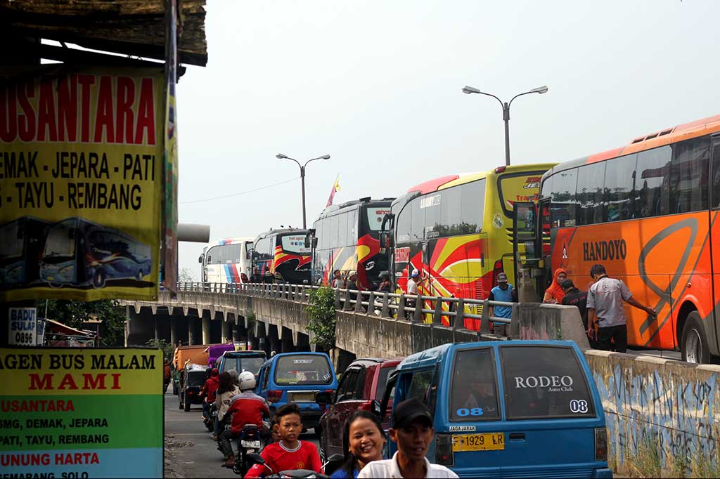 Terminal Bus Bayangan Ganggu Arus Lalu Lintas