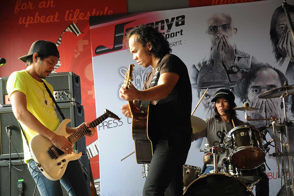Grup band Slank tampil di sela-sela peluncuran album religi  bertajuk 'D.O.A'.
