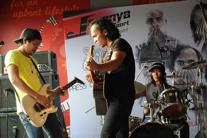 Grup band Slank tampil di sela-sela peluncuran album religi  bertajuk 'D.O.A'.