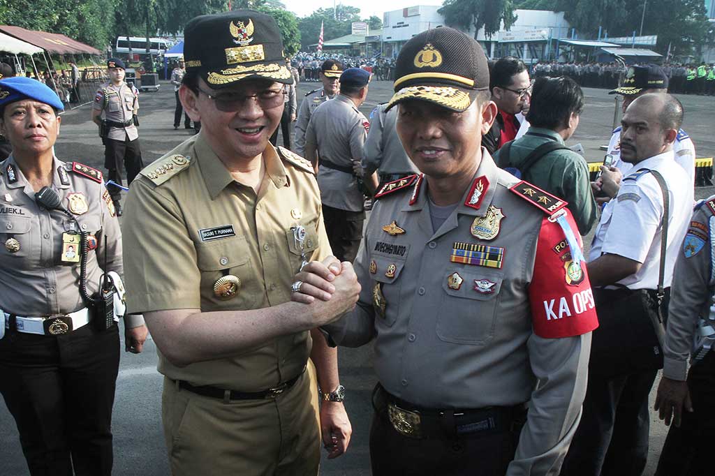 Gubernur DKI Jakarta Basuki Tjahaja Purnama melakukan salam komando dengan Kapolda Metro Jaya Irjen Moechgiyarto usai apel Operasi Ramadniya Jaya 2016 di Polda Metro Jaya, Jakarta.
