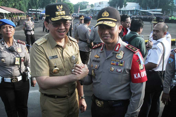 Gubernur DKI Jakarta Basuki Tjahaja Purnama melakukan salam komando dengan Kapolda Metro Jaya Irjen Moechgiyarto usai apel Operasi Ramadniya Jaya 2016 di Polda Metro Jaya, Jakarta.