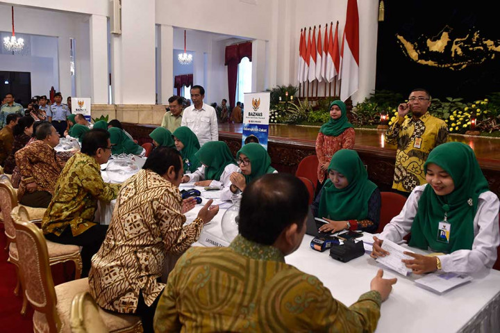 Presiden Joko Widodo didampingi Wakil Presiden Jusuf Kalla menyaksikan penyerahan zakat oleh menteri Kabinet Kerja dan pejabat eselon I di Istana Negara, Jakarta, Kamis (30/6/2016).