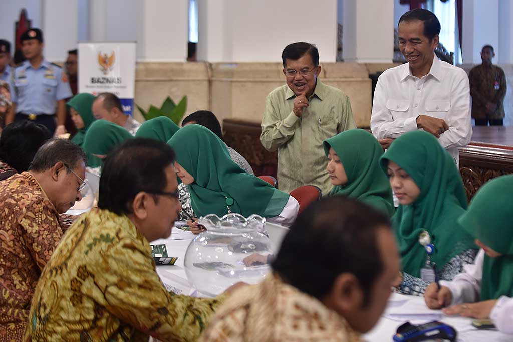 Inisiatif Presiden Joko Widodo mengajak menteri Kabinet Kerja dan pejabat eselon I membayar zakat melalui Badan Amil Zakat Nasional (Baznas) secara serentak tersebut diharapkan menjadi teladan bagi kepala daerah di Indonesia dan menjadi simbol kebangkitan zakat.