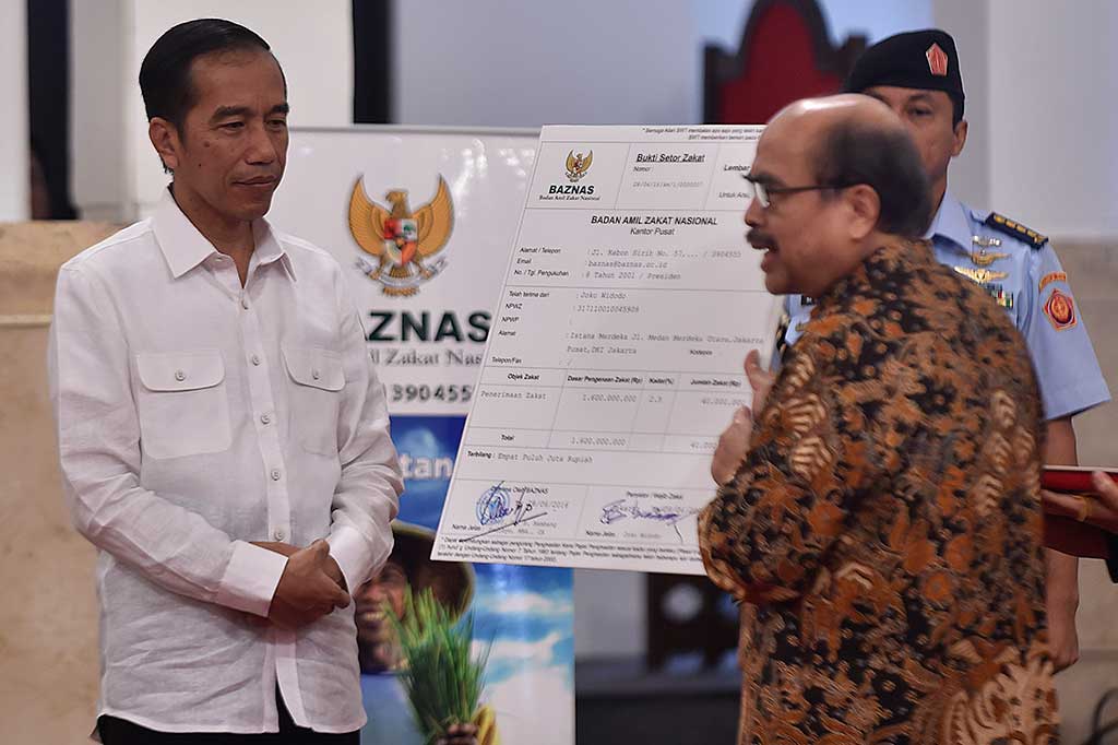 Presiden Joko Widodo menerima bukti pembayaran zakat dari Ketua Badan Amil Zakat Nasional (Baznas) Bambang Sudibyo di Istana Negara, Jakarta.