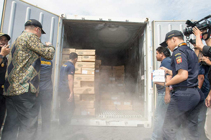 Petugas Kantor Pelayanan Utama (KPU) Bea dan Cukai Pelabuhan Tanjung Priok membuka pintu kontainer yang berisi daging sapi sapi beku asal Australia di Tempat Pemeriksaan Fisik Terpadu (TPFT) Graha Segara, Pelabuhan Tanjung Priok, Jakarta Utara, Kamis (30/6/2016).