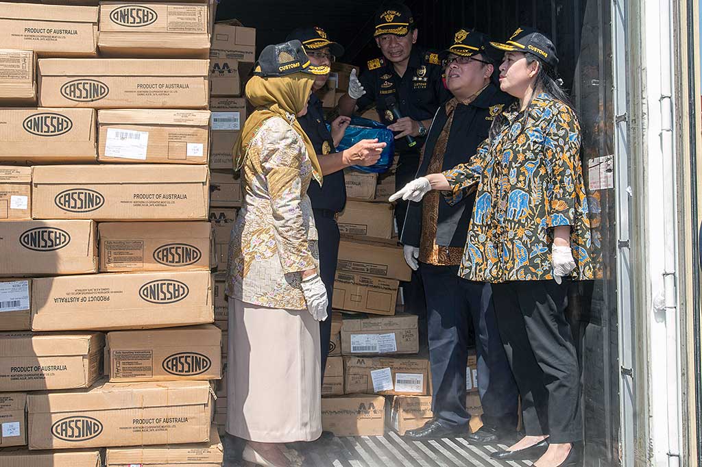 Menteri Keuangan Bambang Brodjonegoro (kedua kanan), Menko Pembangunan Manusia dan Kebudayaan (PMK) Puan Maharani (kanan), Plt Sekjen Kementerian Sosial Emmy Widayanti (kedua kiri), Dirjen Bea dan Cukai Heru Pambudi (ketiga kiri) dan Kepala Kantor Pelayanan Utama (KPU) Bea dan Cukai Pelabuhan Tanjung Priok Fajar Doni (ketiga kanan) melihat daging sapi sapi beku asal Australia di Tempat Pemeriksaan Fisik Terpadu (TPFT) Graha Segara, Pelabuhan Tanjung Priok.