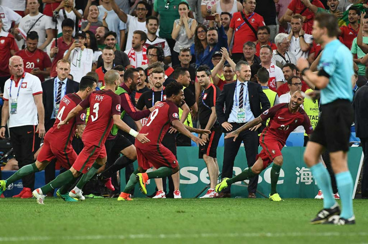 Quaresma melakukan selebrasi bersama rekan-rekan setimnya.