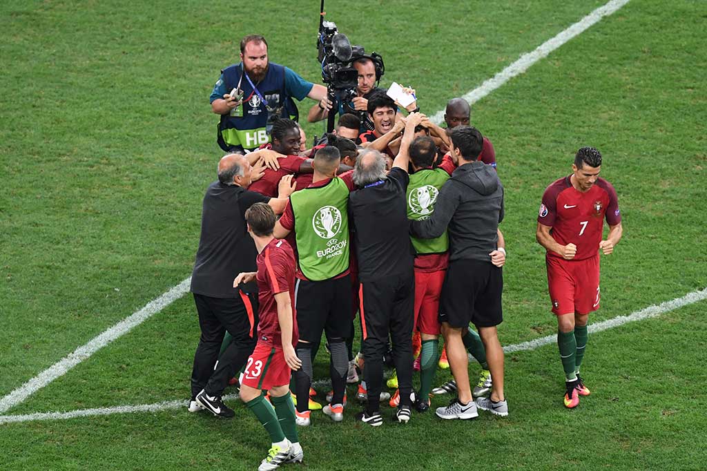 Para pemain Portugal meluapkan kegembiraan mereka.